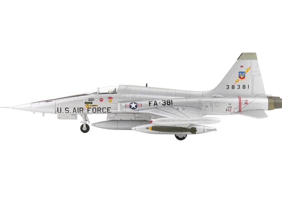 Northrop F-5A Freedom Fighter Aircraft "38381" (1960s) United States Air Force "Air Power Series" 1/72 Diecast Model by Hobby Master