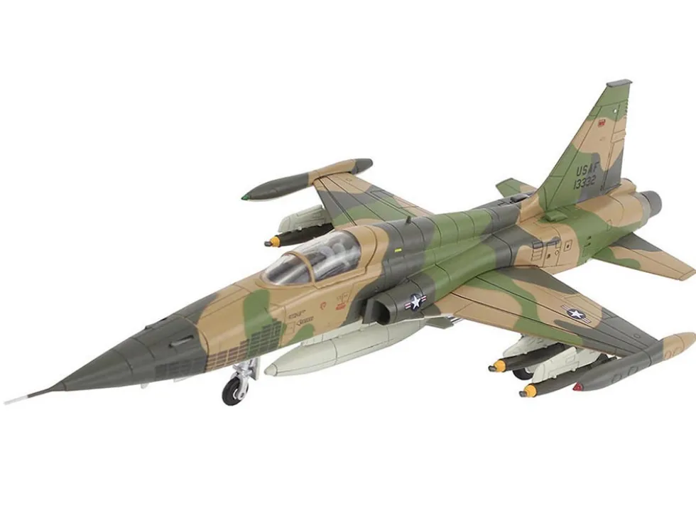 Northrop F-5C Skoshi Tiger Aircraft "64-13332, 10th FCS, Bien Hoa AFB" (1965) United States Air Force "Air Power Series" 1/72 Diecast Model by Hobby Master