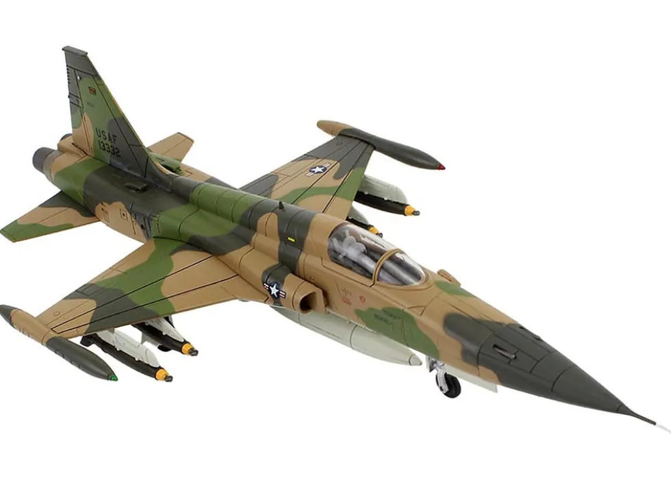 Northrop F-5C Skoshi Tiger Aircraft "64-13332, 10th FCS, Bien Hoa AFB" (1965) United States Air Force "Air Power Series" 1/72 Diecast Model by Hobby Master