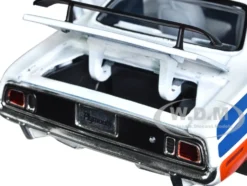 1971 Plymouth Barracuda 440 Pearl White Blue Red Stripes Black Top Limited Edition 6550 pieces Worldwide 1/24 Diecast Model Car M2 Machines 40300-96A