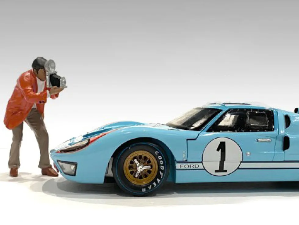 Race Day 1 Figurine III for 1/24 Scale Models American Diorama 76385