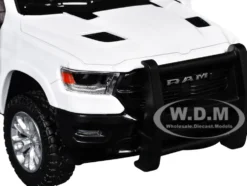 2019 RAM 1500 Laramie Crew Cab Pickup Truck White with Flashing Light Bar and Front and Rear Lights and Sounds 1/27 Diecast Model Car by Motormax