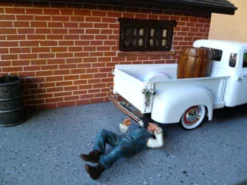 Repair Man Henry Figure For 1:24 Diecast Model Cars American Diorama 77743