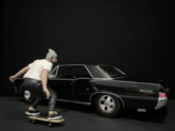 Skateboarder Figurine II for 1/24 Scale Models American Diorama 38341