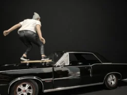 Skateboarder Figurine II for 1/24 Scale Models American Diorama 38341