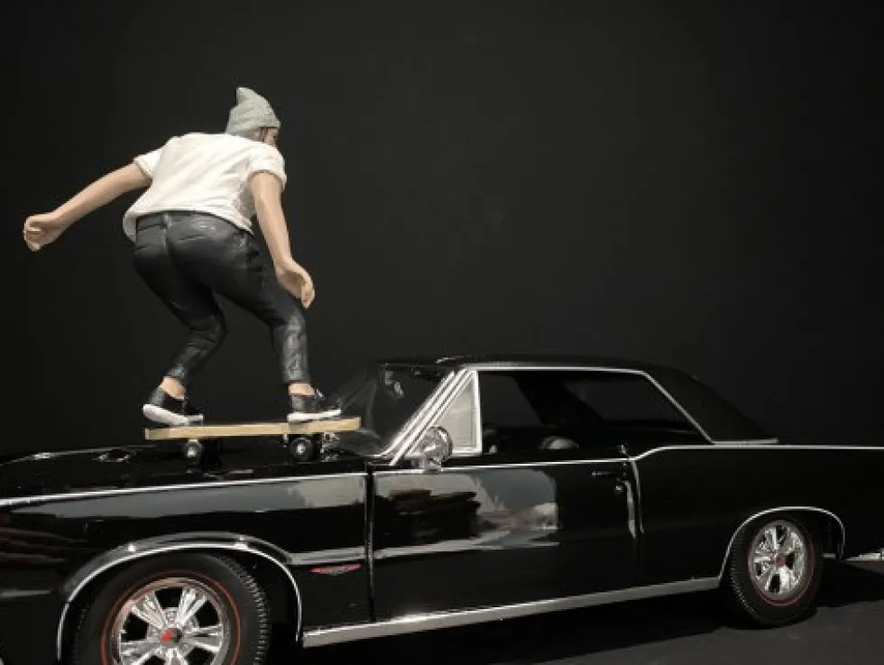 Skateboarder Figurine II for 1/24 Scale Models American Diorama 38341
