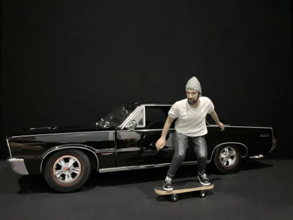 Skateboarder Figurine II for 1/24 Scale Models American Diorama 38341