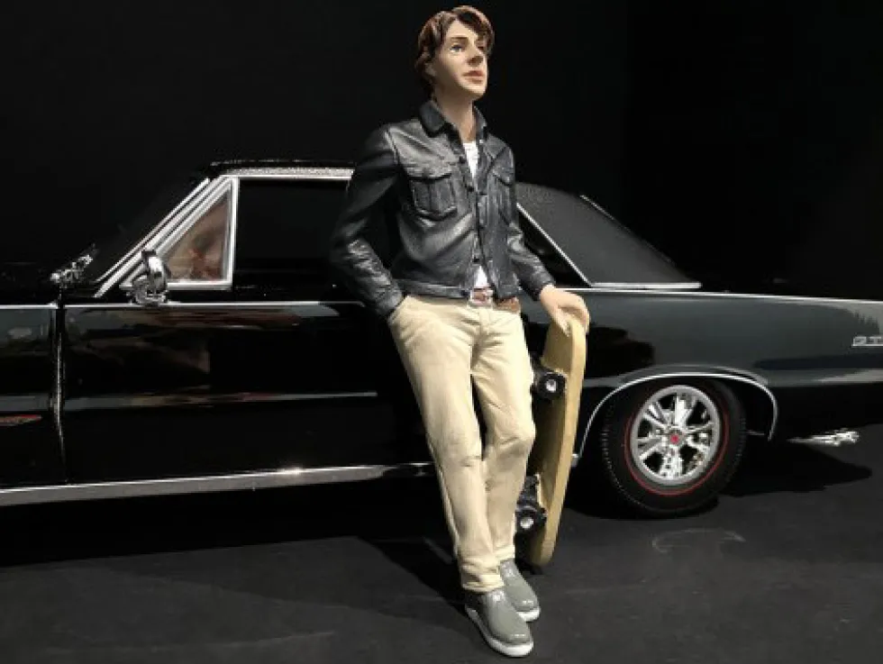 Skateboarder Figurine III for 1/24 Scale Models American Diorama 38342