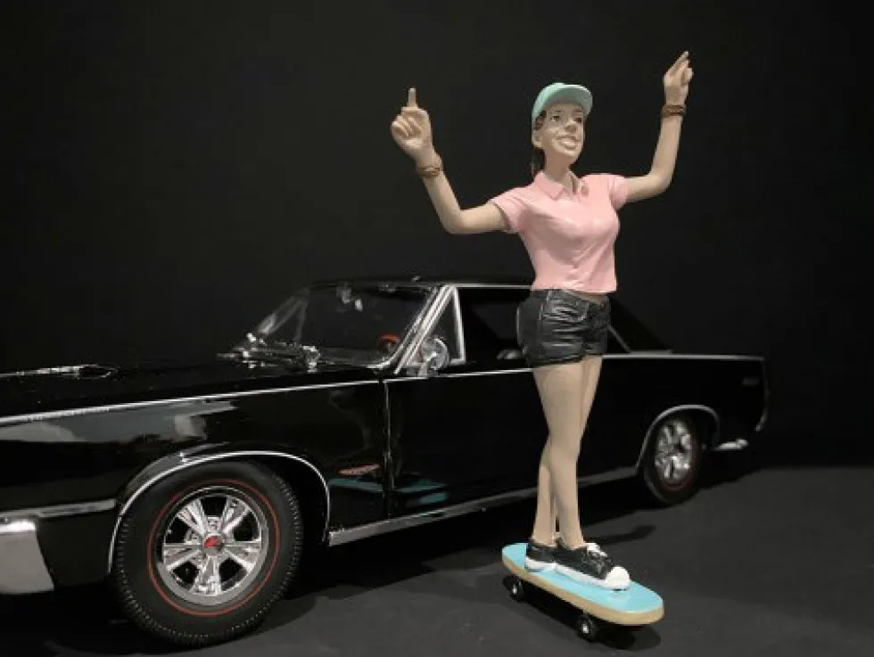 Skateboarder Figurine IV for 1/24 Scale Models American Diorama 38343