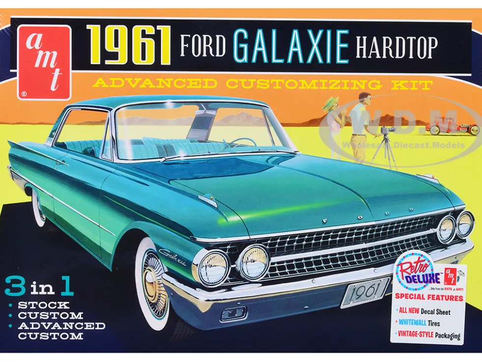 Skill 2 Model Kit 1961 Ford Galaxie Hardtop 3 in 1 Kit 1/25 Scale Model AMT AMT1430