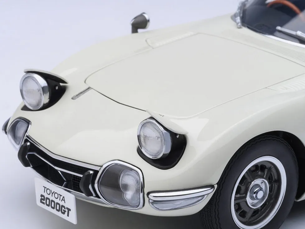 1967 Toyota 2000GT RHD (Right Hand Drive) White 1/18 Model Car by Autoart