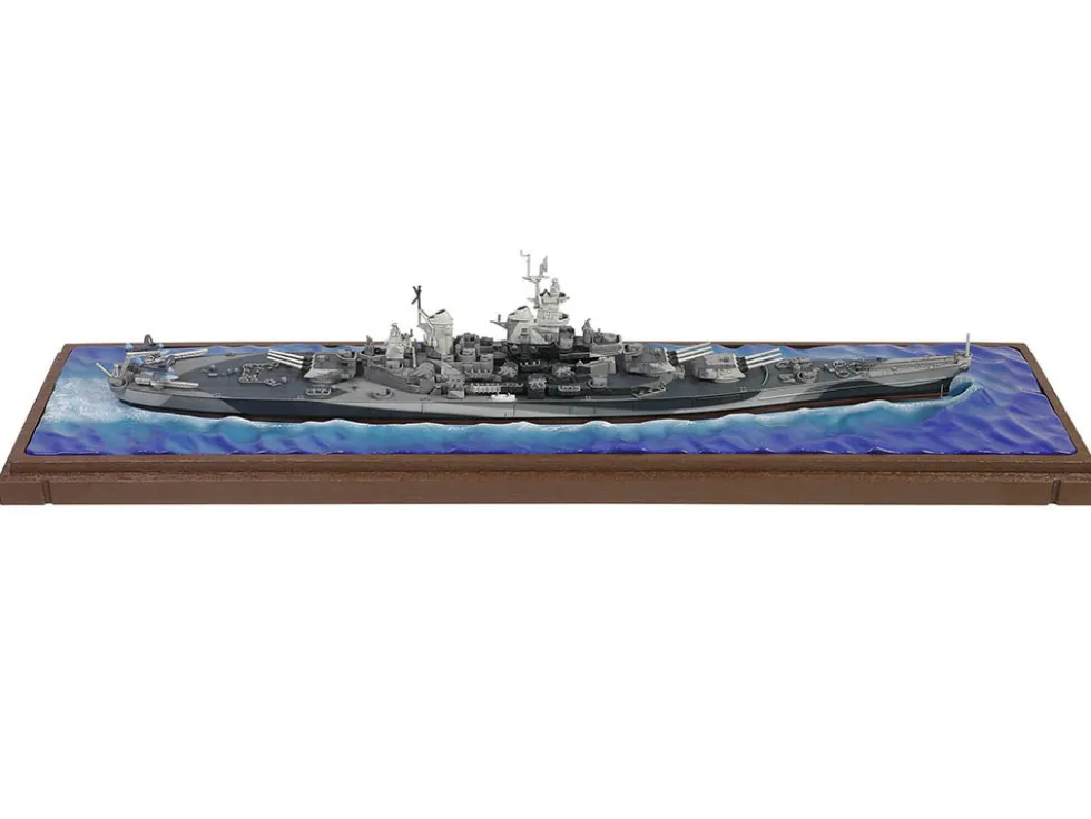 USS Missouri BB 63 Iowa class Battleship Battle of Okinawa 1945 United States Navy Waterline Edition Battleship Series 1/700 Diecast Model Forces of Valor FOV-862031B
