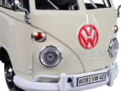 Volkswagen Type 2 T1 Ambulance Cream 1/24 Diecast Model Car Motormax 79565